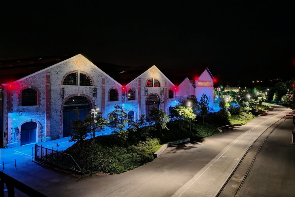 Filtres dichroïques colorés pour la mise en lumière d'un parc, éclairage urbain sur mesure