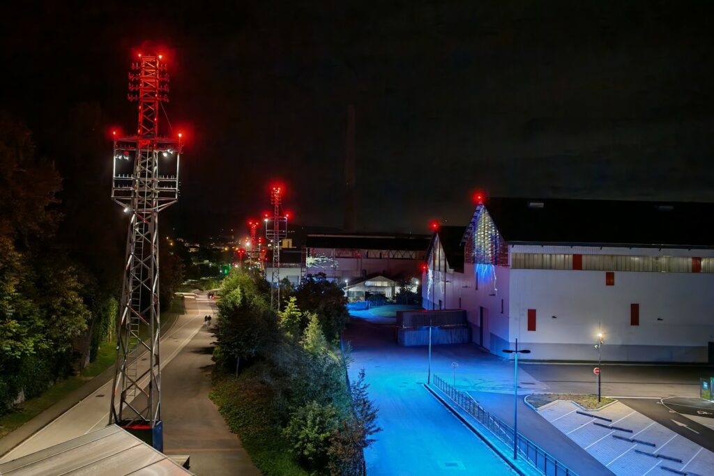 Filtres dichroïques colorés pour la mise en lumière d'un parc, éclairage urbain sur mesure